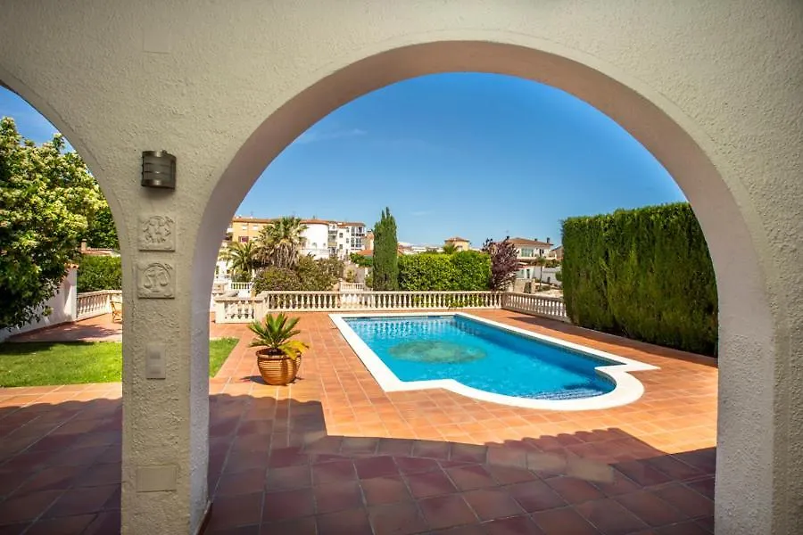 2005 Villa Freser Al Canal Para 6 Personas By Homeselectspain Empuriabrava