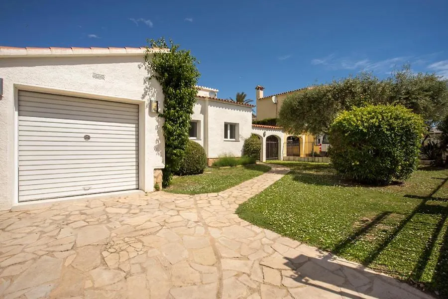 2005 Villa Freser Al Canal Para 6 Personas By Homeselectspain Empuriabrava Espagne