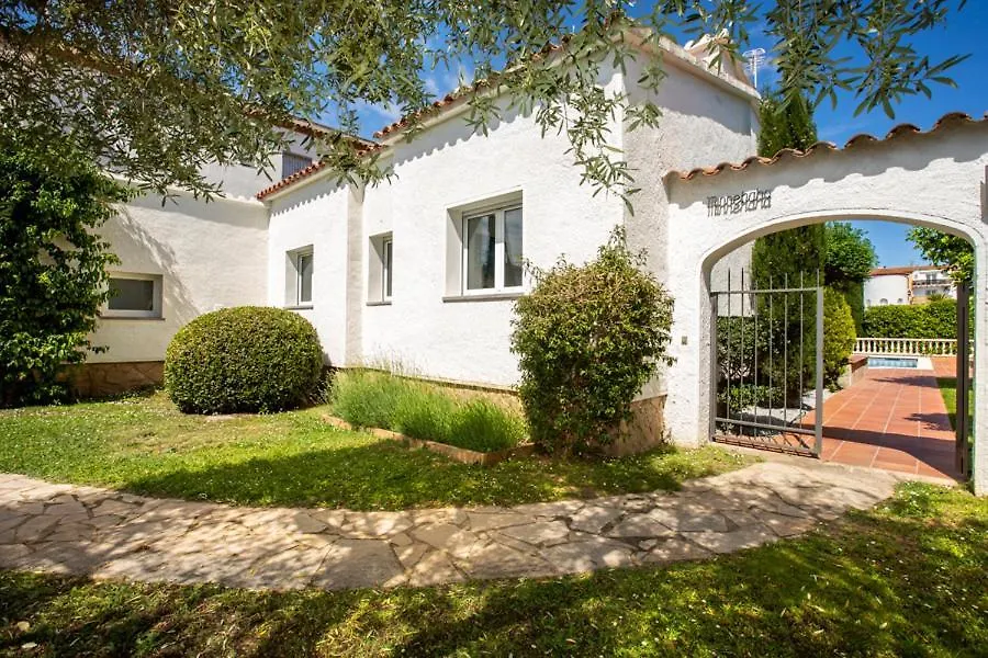 2005 Villa Freser Al Canal Para 6 Personas By Homeselectspain Empuriabrava