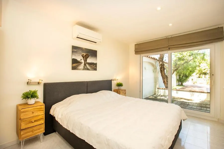 2005 Villa Freser Al Canal Para 6 Personas By Homeselectspain Empuriabrava
