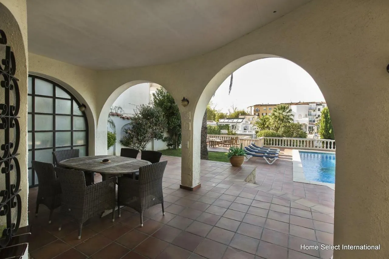 2005 Villa Freser Al Canal Para 6 Personas By Homeselectspain Empuriabrava